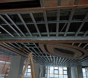 玻璃挡烟垂壁：现代建筑中不可或缺的消防设备