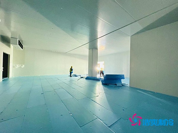 图为六玄网132432工人正在铺设XPS挤塑板