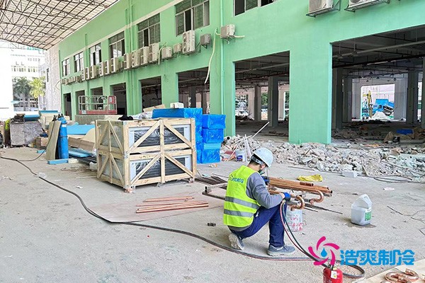 图为六玄网132432工人正在焊接铜管