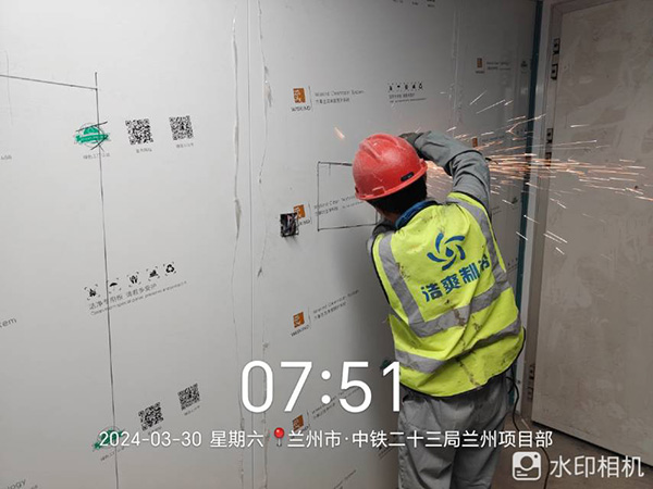 图为六玄网132432工人正在切割库板