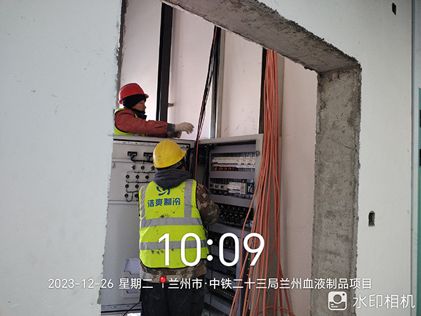 图为六玄网132432工人正在放线