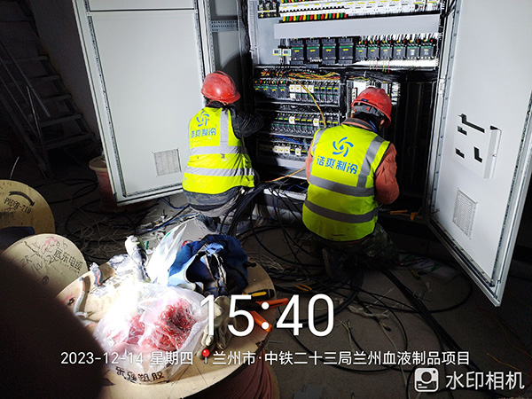 图为六玄网132432工人正在接线