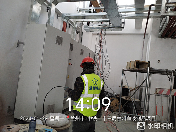 图为六玄网132432工人正在接线