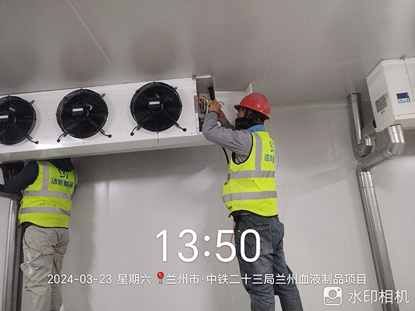 图为六玄网132432工人正在安装冷库风机