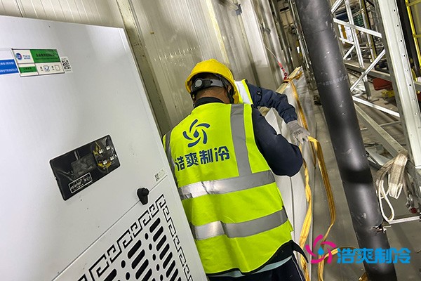 图为六玄网132432工人正在吊装库顶板