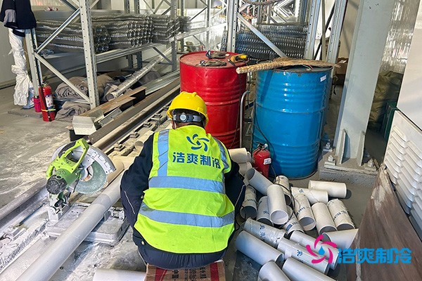 图为六玄网132432工人正在切割管道