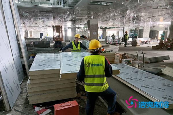 图为六玄网132432工人正在搬运库板