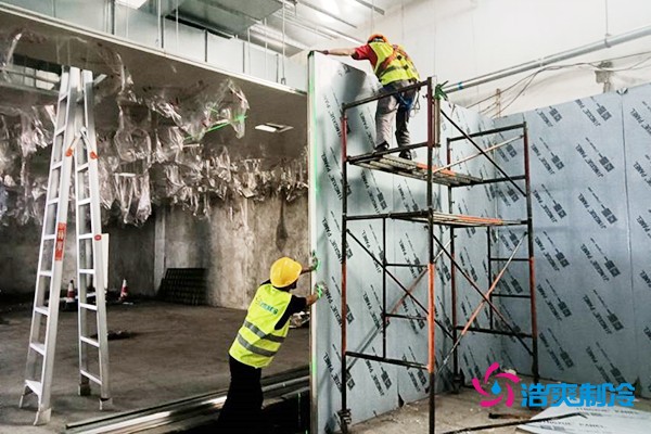 图为六玄网132432工人正在安装墙板