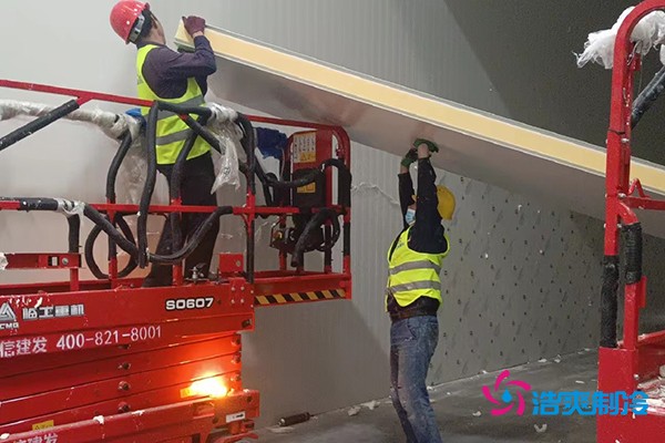 图为六玄网132432工人正在搭建库板