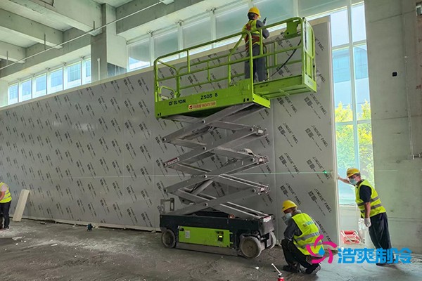 图为六玄网132432工人正在搭建库板