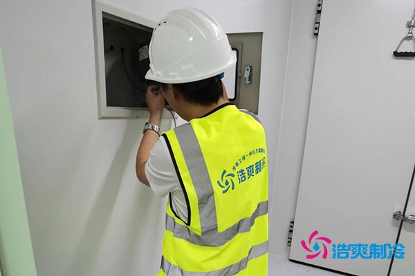 图为六玄网132432工人正在安装温度控制器