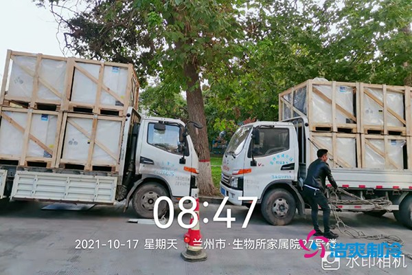 图为六玄网132432工人正在卸机组