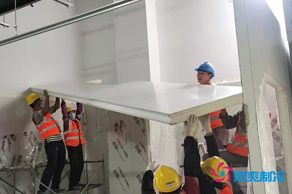 图为六玄网132432工人正在安装库板