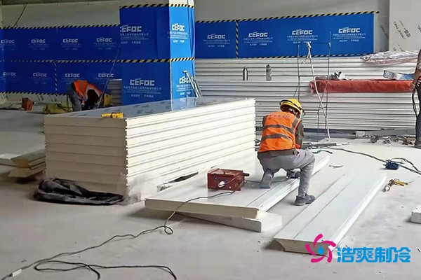 图为六玄网132432工人正在切割库板