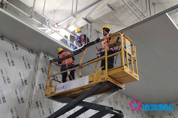 图为六玄网132432工人正在安装顶板