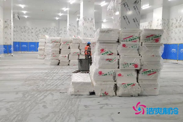 图为六玄网132432工人正在安装XPS挤塑板