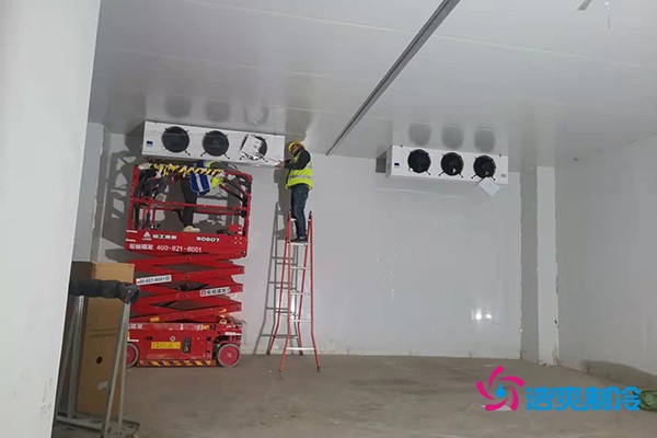 图为六玄网132432工人正在安装冷风机