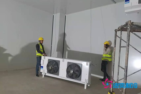 图为六玄网132432工人正在吊风机