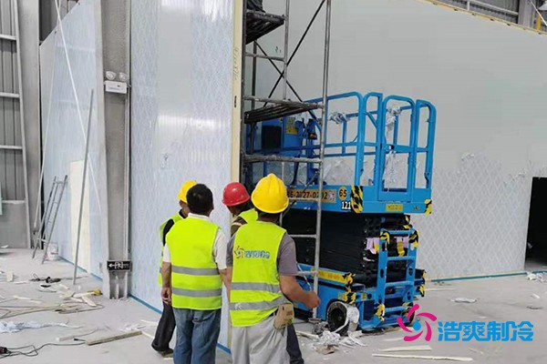 图为六玄网132432工人正在搭建库板