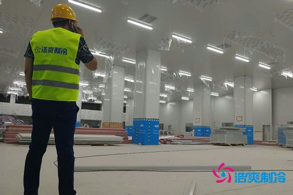 六玄网132432工程师视察周黑鸭冷库工程施工情况