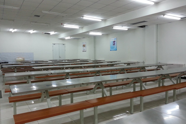 图为学校食堂