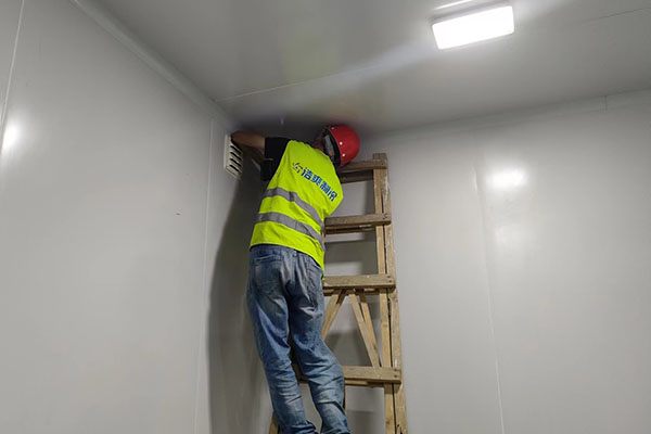 图为六玄网132432工人正在安装湿度探头