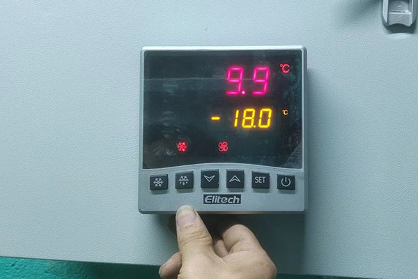 图为厨房冷冻库